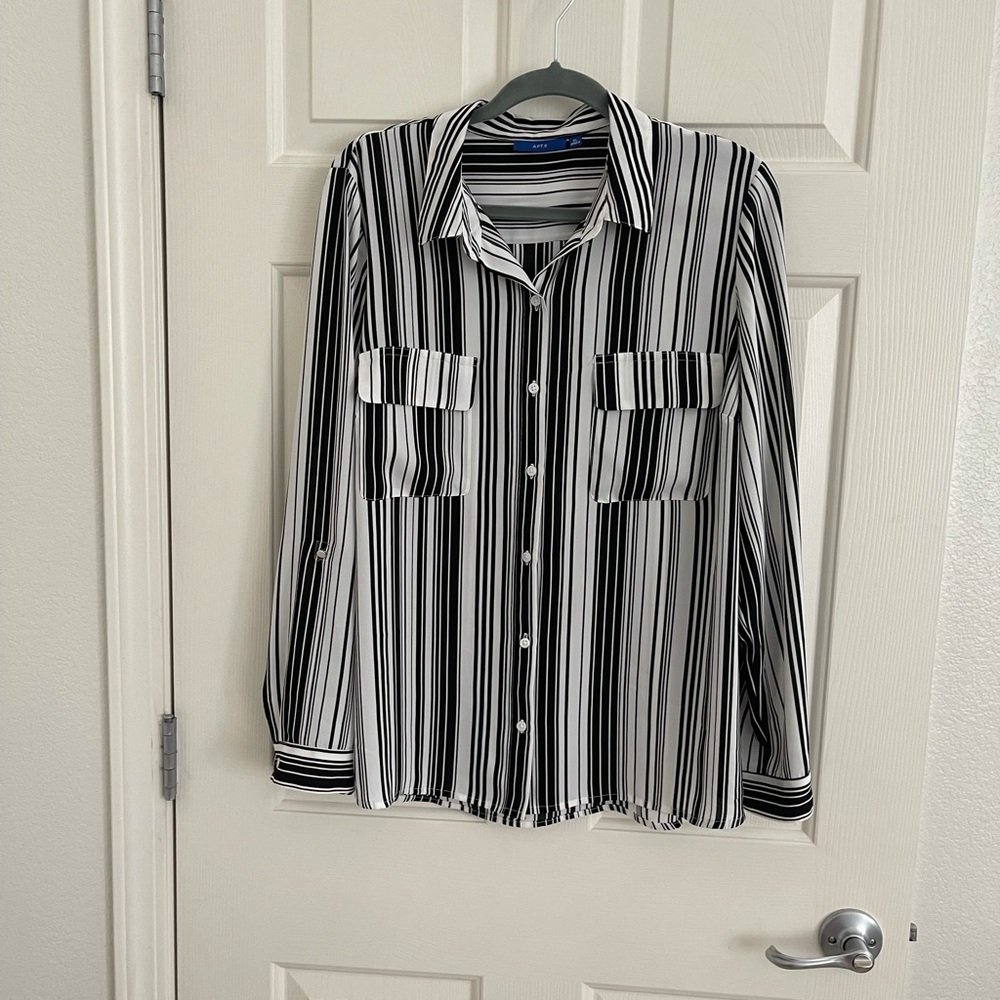 🎊SALE - Beautiful Apt 9 Blouse!